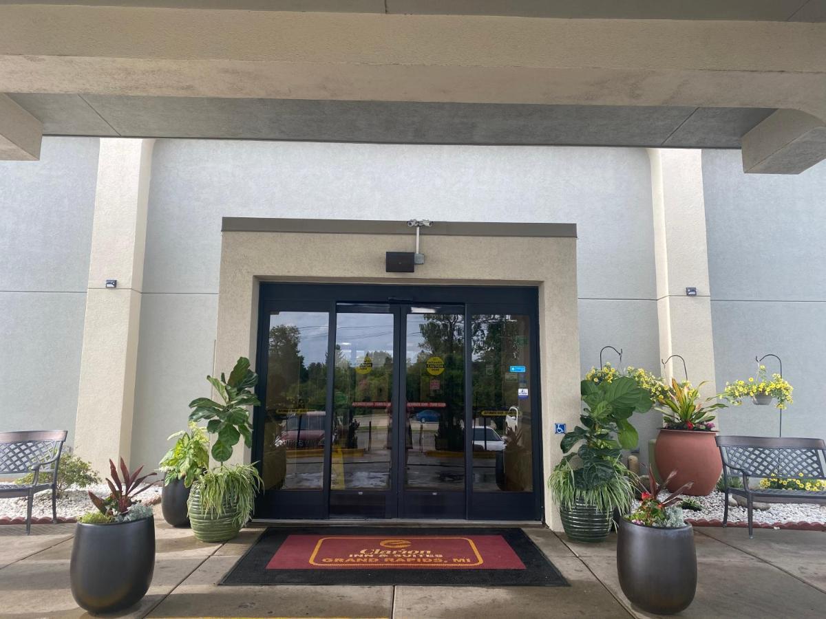 Clarion Inn And Suites Airport Grand Rapids Ngoại thất bức ảnh