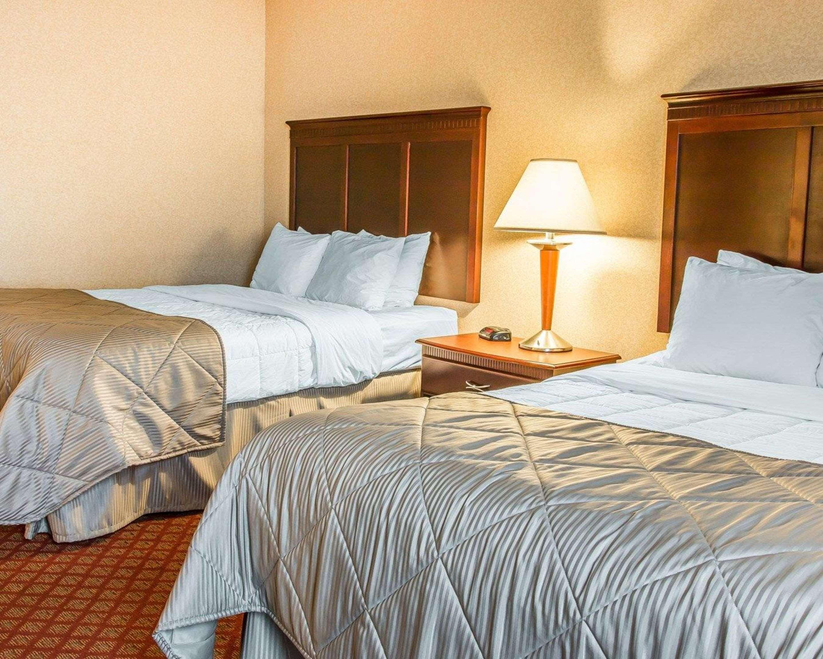 Clarion Inn And Suites Airport Grand Rapids Ngoại thất bức ảnh