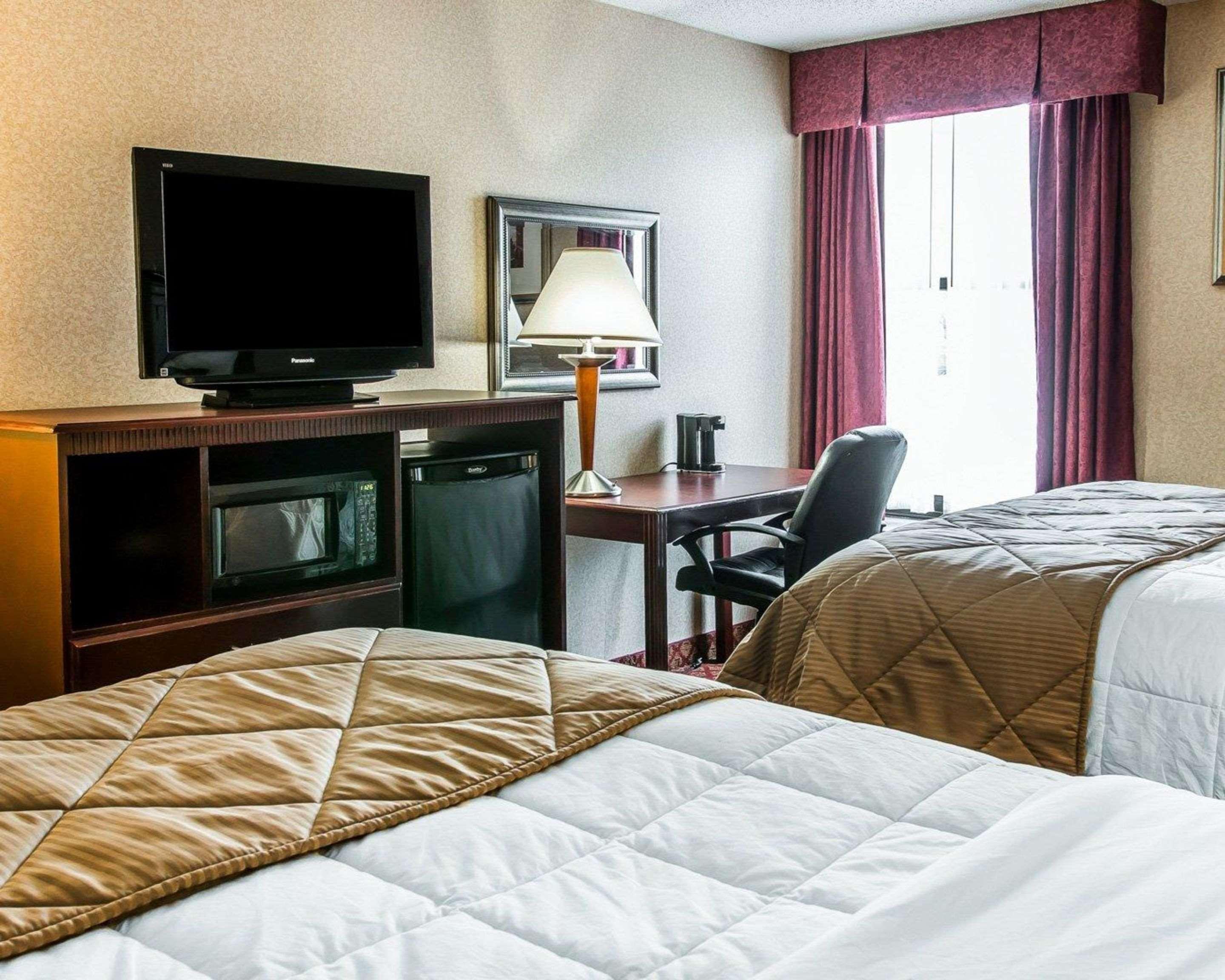 Clarion Inn And Suites Airport Grand Rapids Ngoại thất bức ảnh