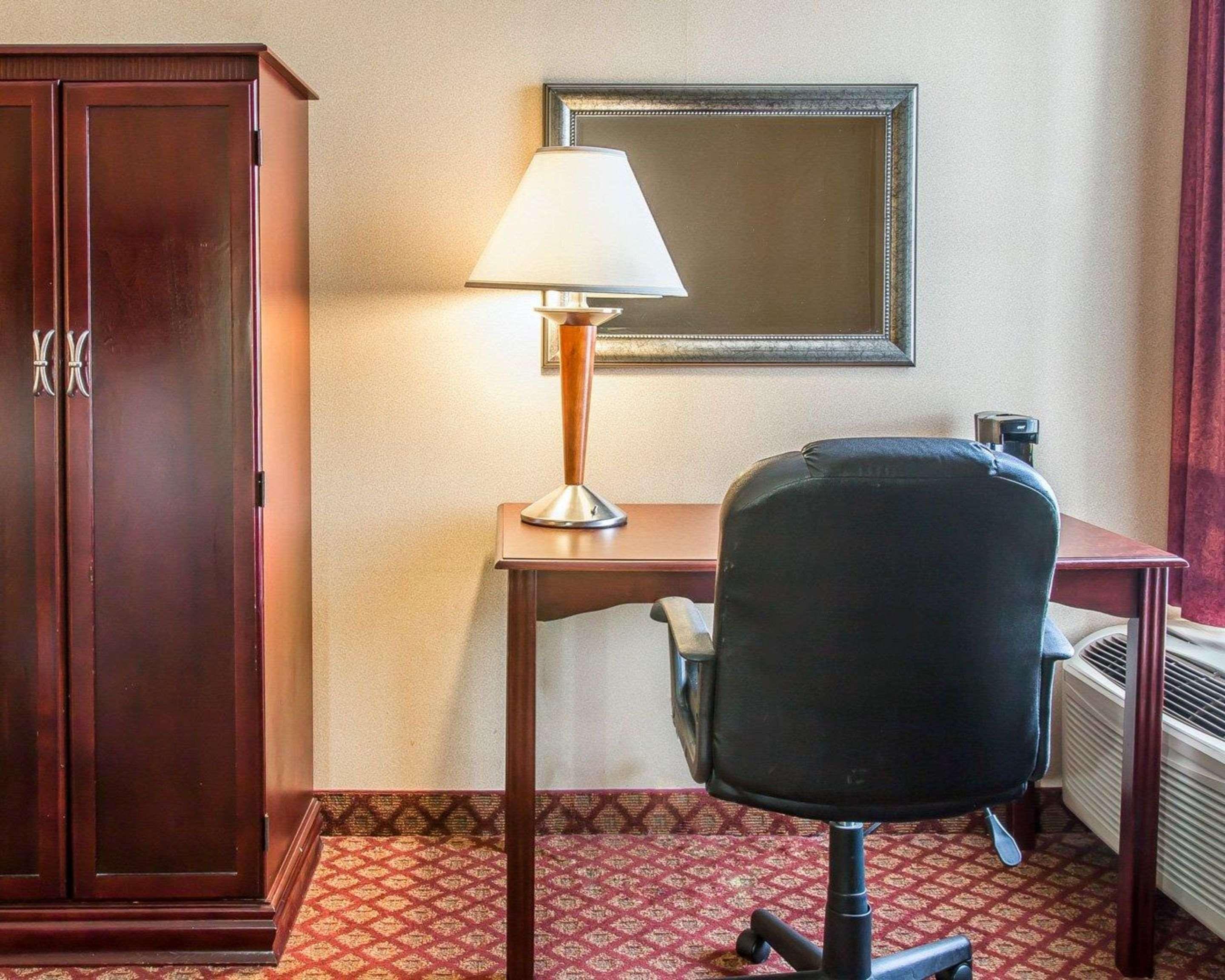 Clarion Inn And Suites Airport Grand Rapids Ngoại thất bức ảnh