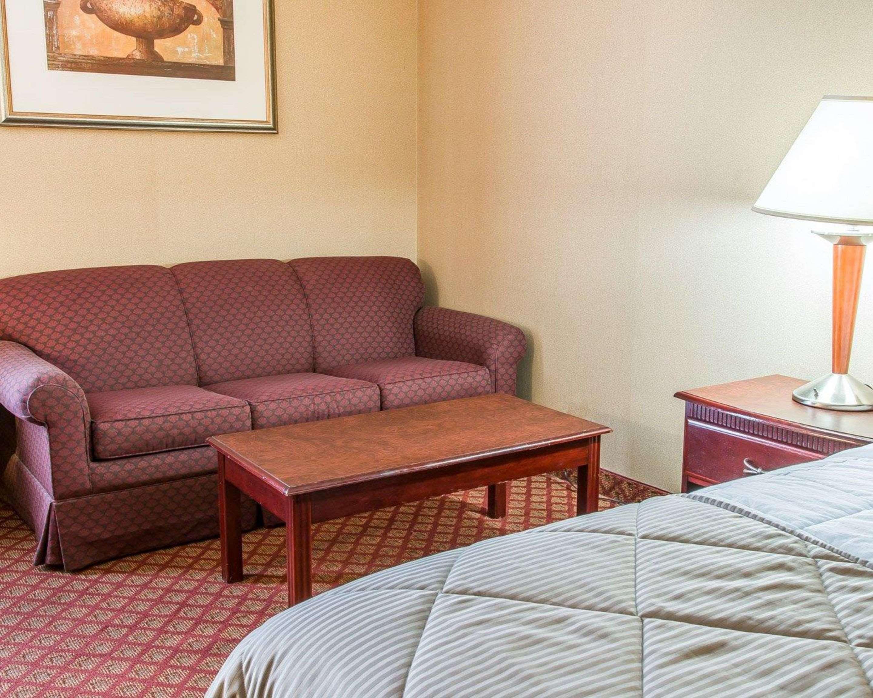 Clarion Inn And Suites Airport Grand Rapids Ngoại thất bức ảnh