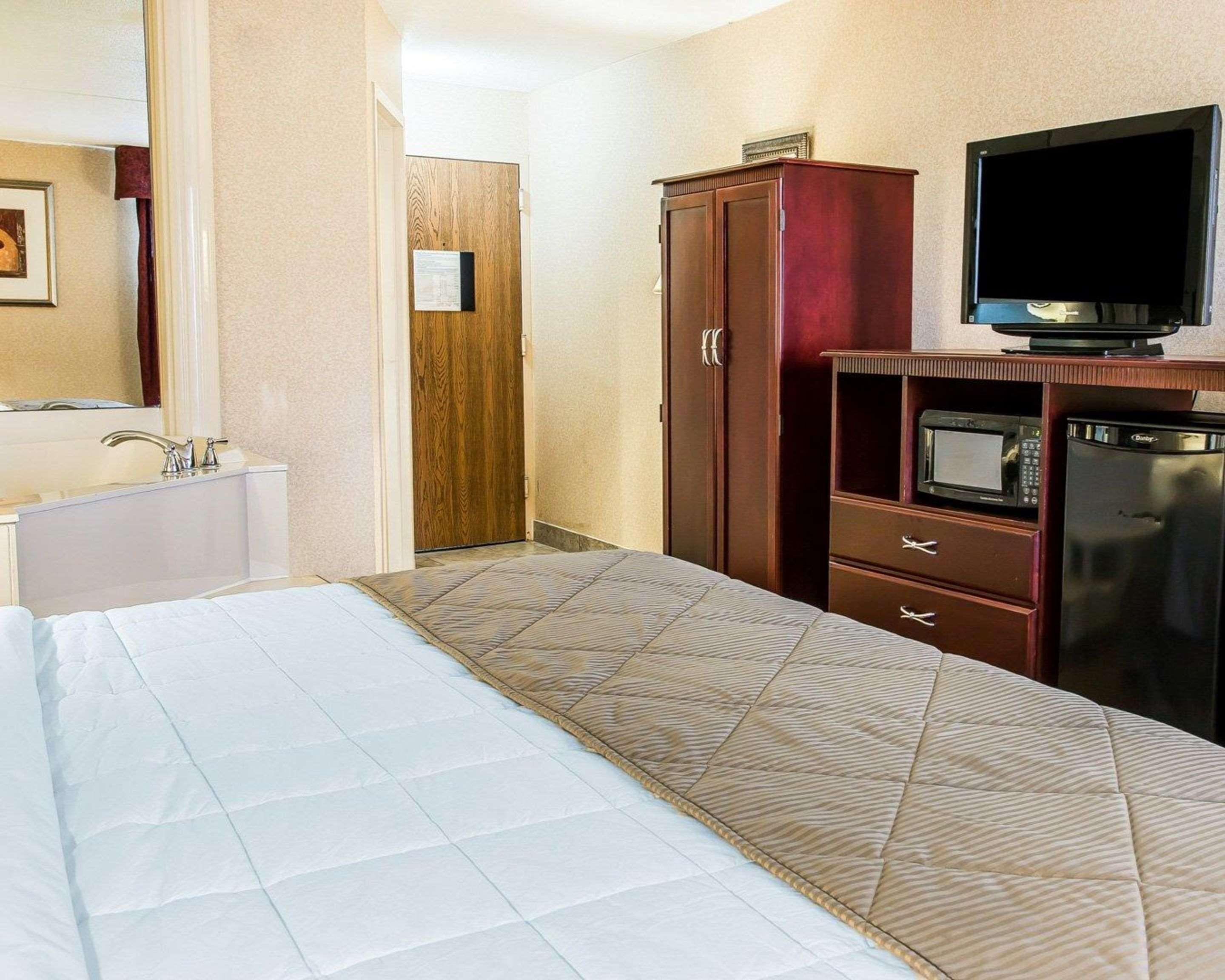 Clarion Inn And Suites Airport Grand Rapids Ngoại thất bức ảnh