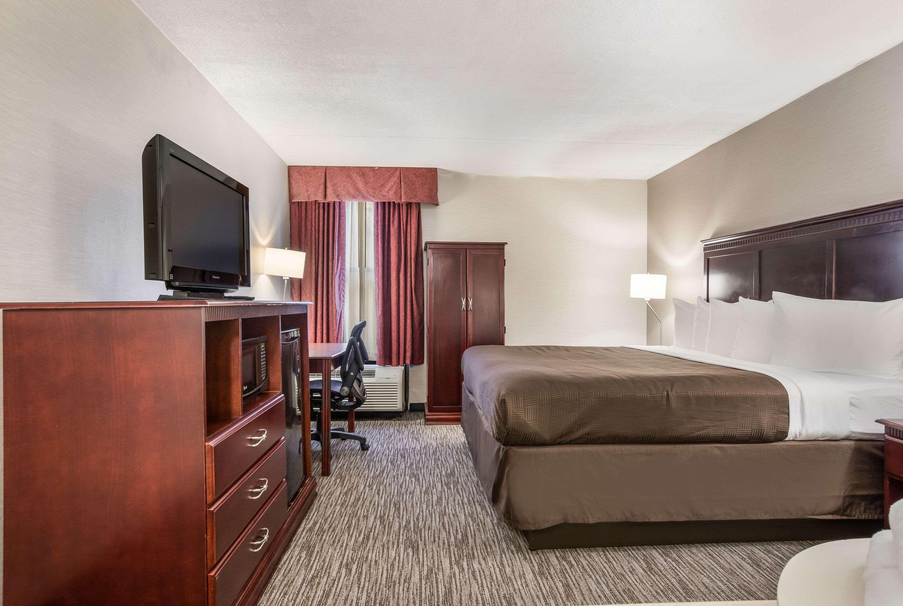 Clarion Inn And Suites Airport Grand Rapids Ngoại thất bức ảnh