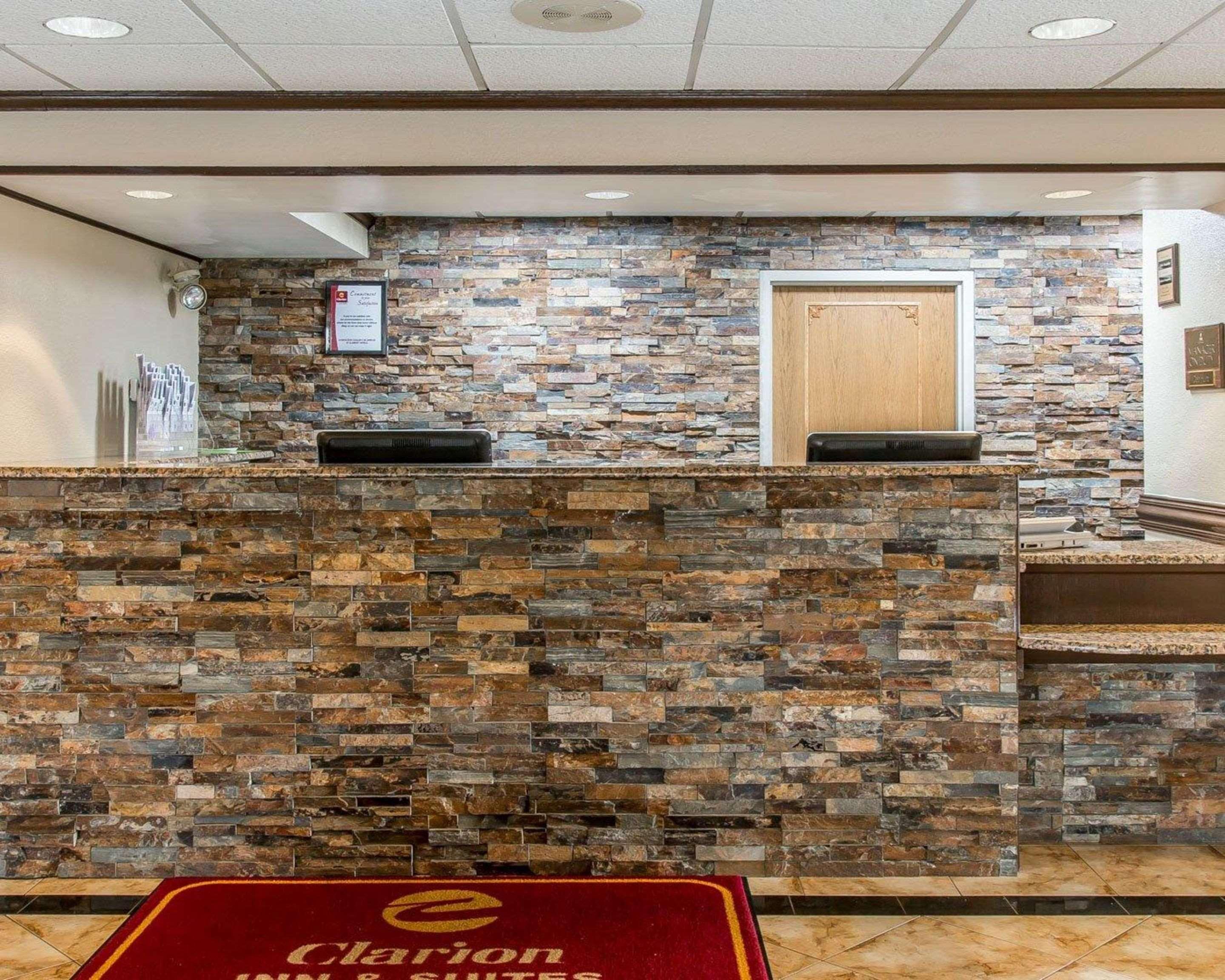 Clarion Inn And Suites Airport Grand Rapids Ngoại thất bức ảnh