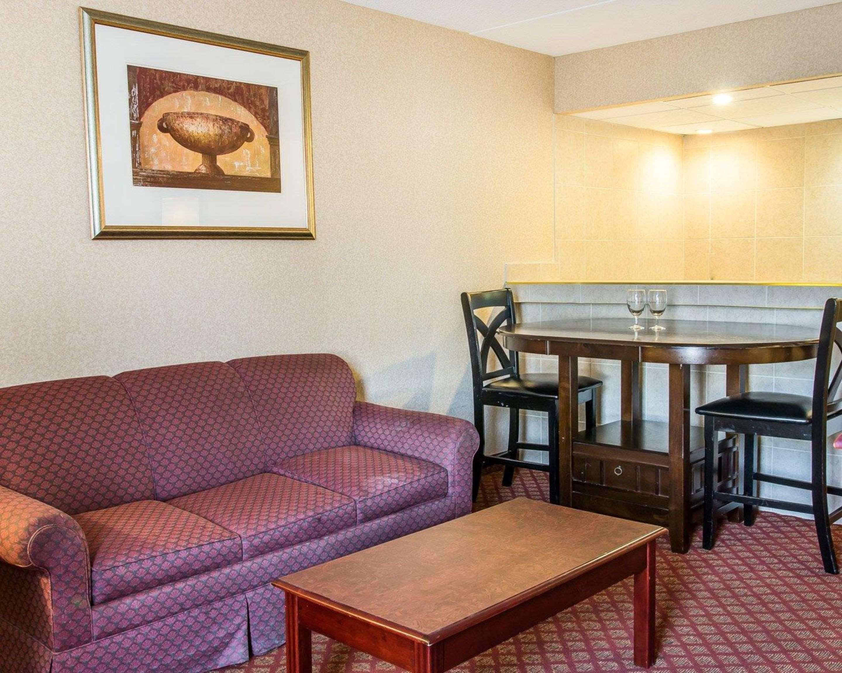 Clarion Inn And Suites Airport Grand Rapids Ngoại thất bức ảnh