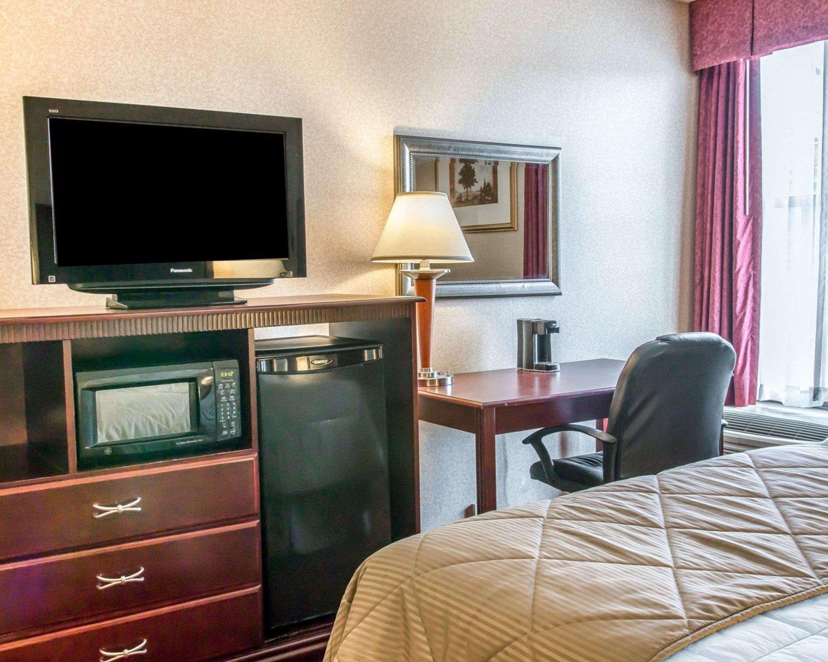 Clarion Inn And Suites Airport Grand Rapids Ngoại thất bức ảnh