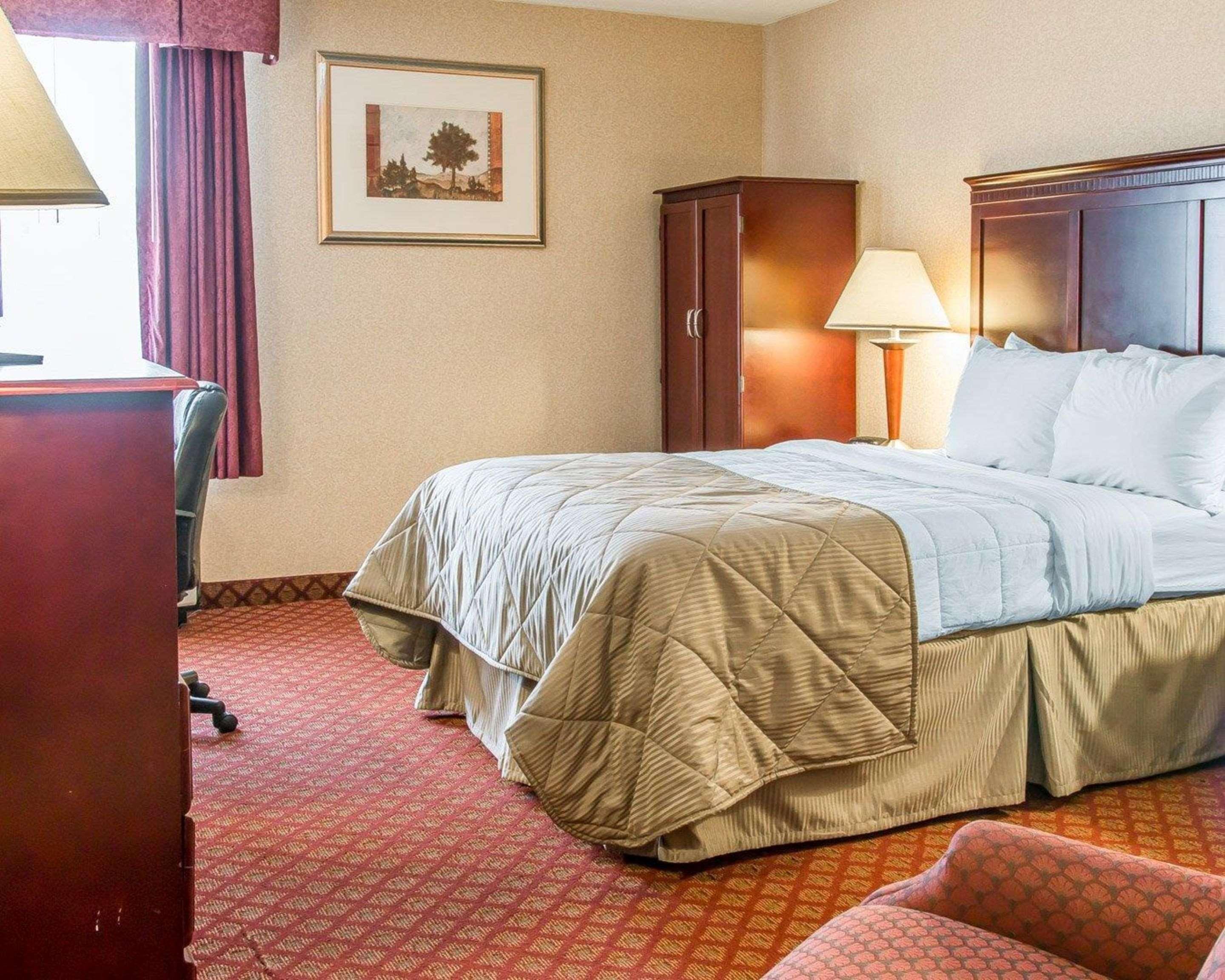 Clarion Inn And Suites Airport Grand Rapids Ngoại thất bức ảnh