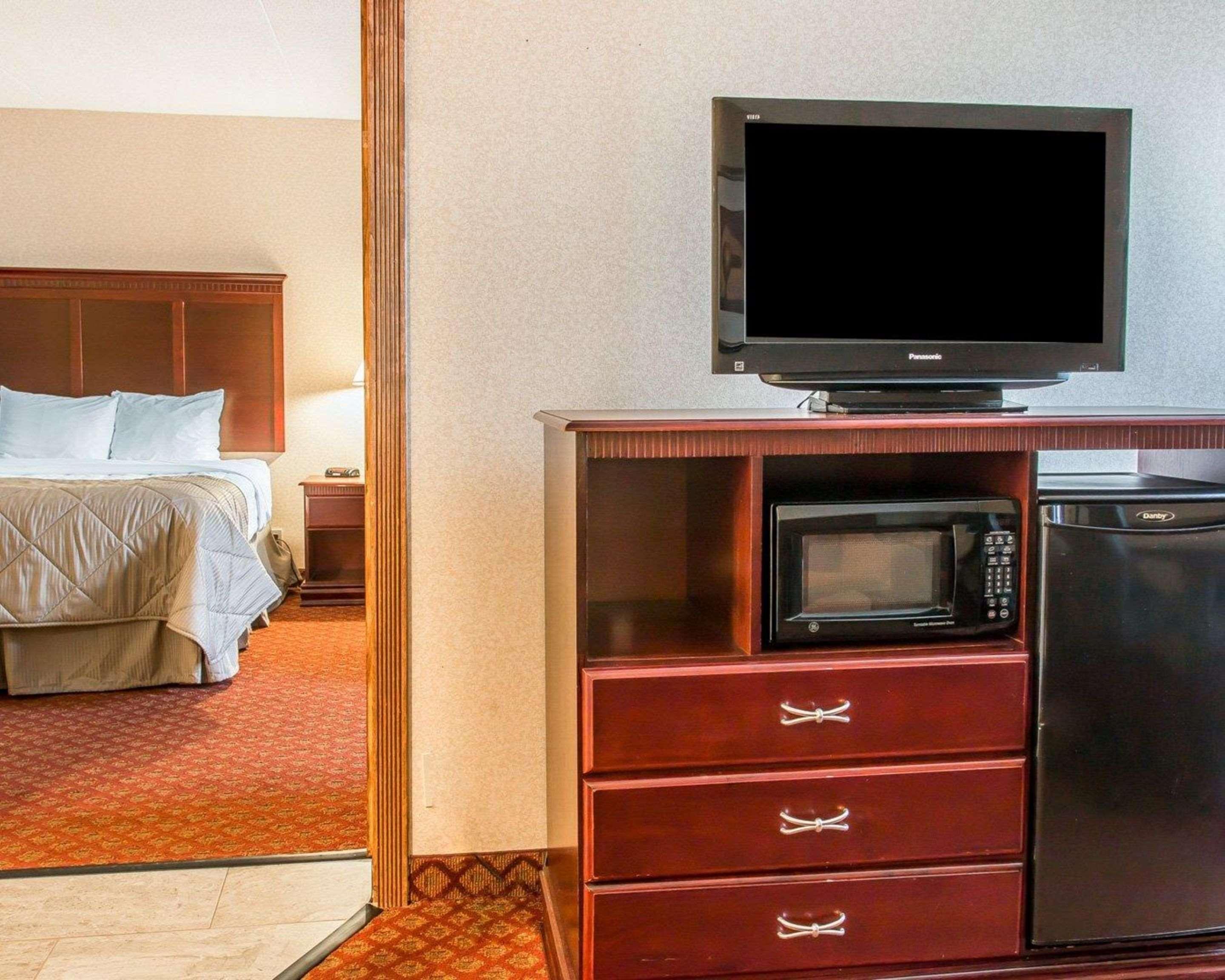 Clarion Inn And Suites Airport Grand Rapids Ngoại thất bức ảnh