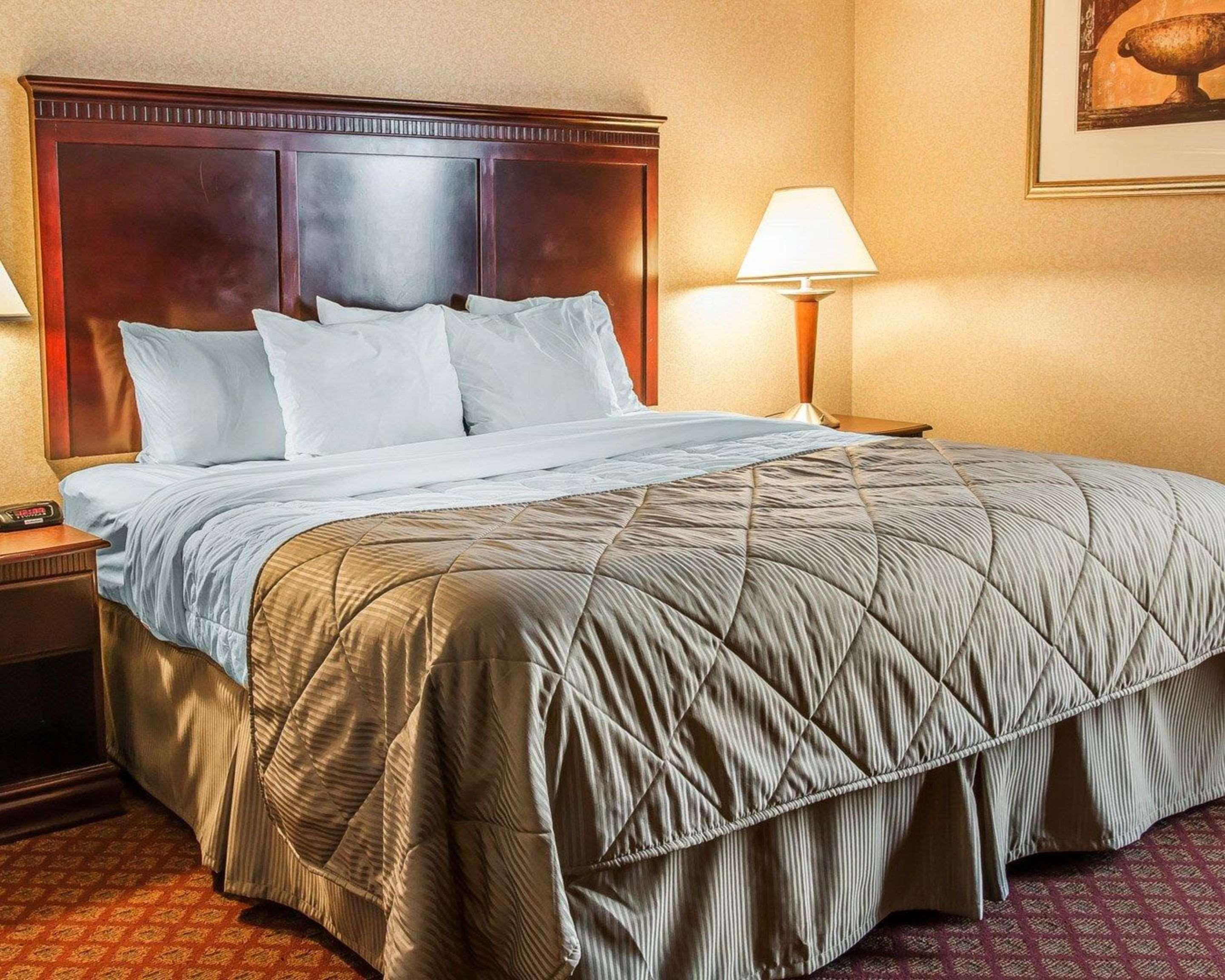 Clarion Inn And Suites Airport Grand Rapids Ngoại thất bức ảnh