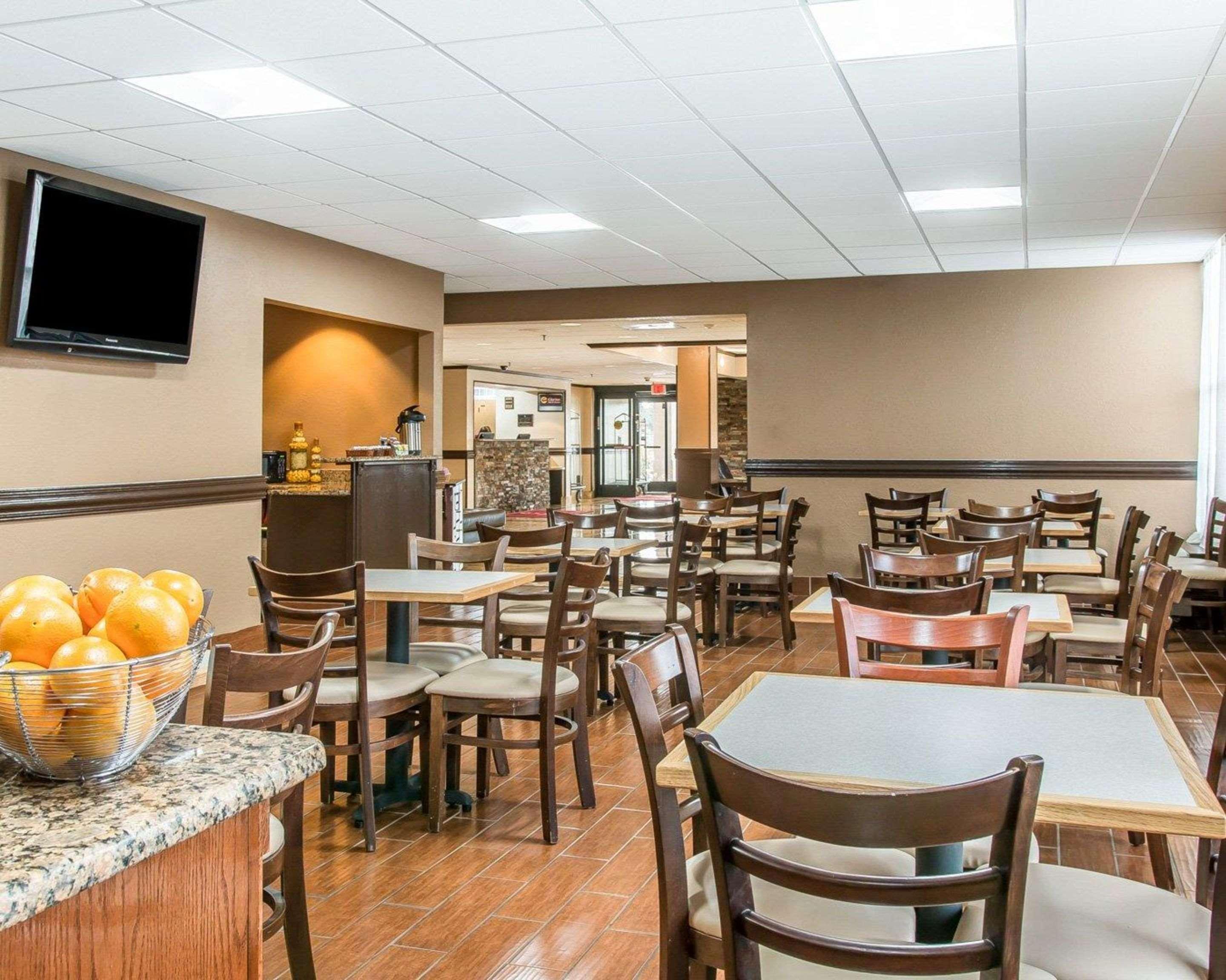 Clarion Inn And Suites Airport Grand Rapids Ngoại thất bức ảnh