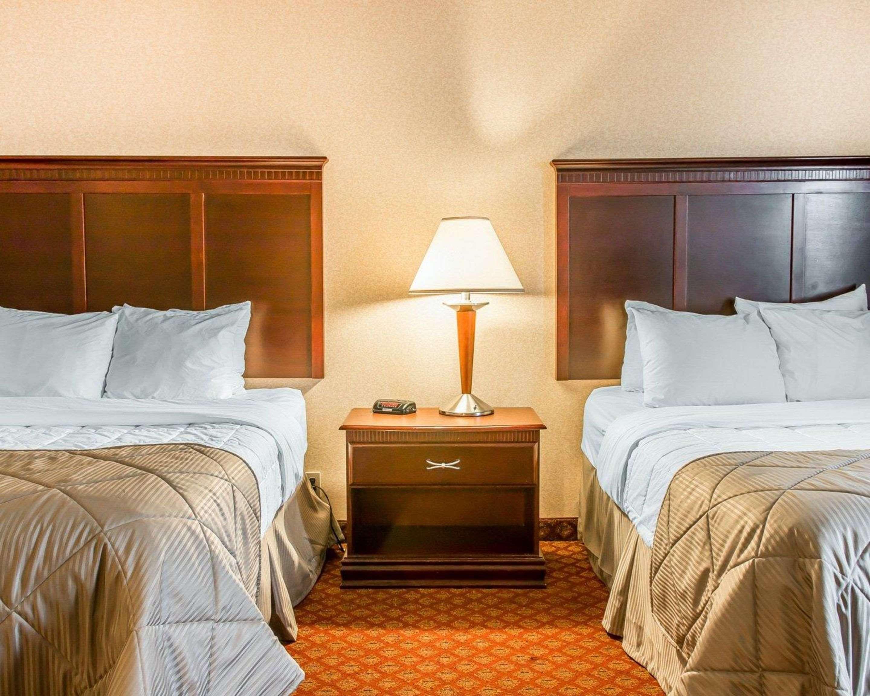 Clarion Inn And Suites Airport Grand Rapids Ngoại thất bức ảnh