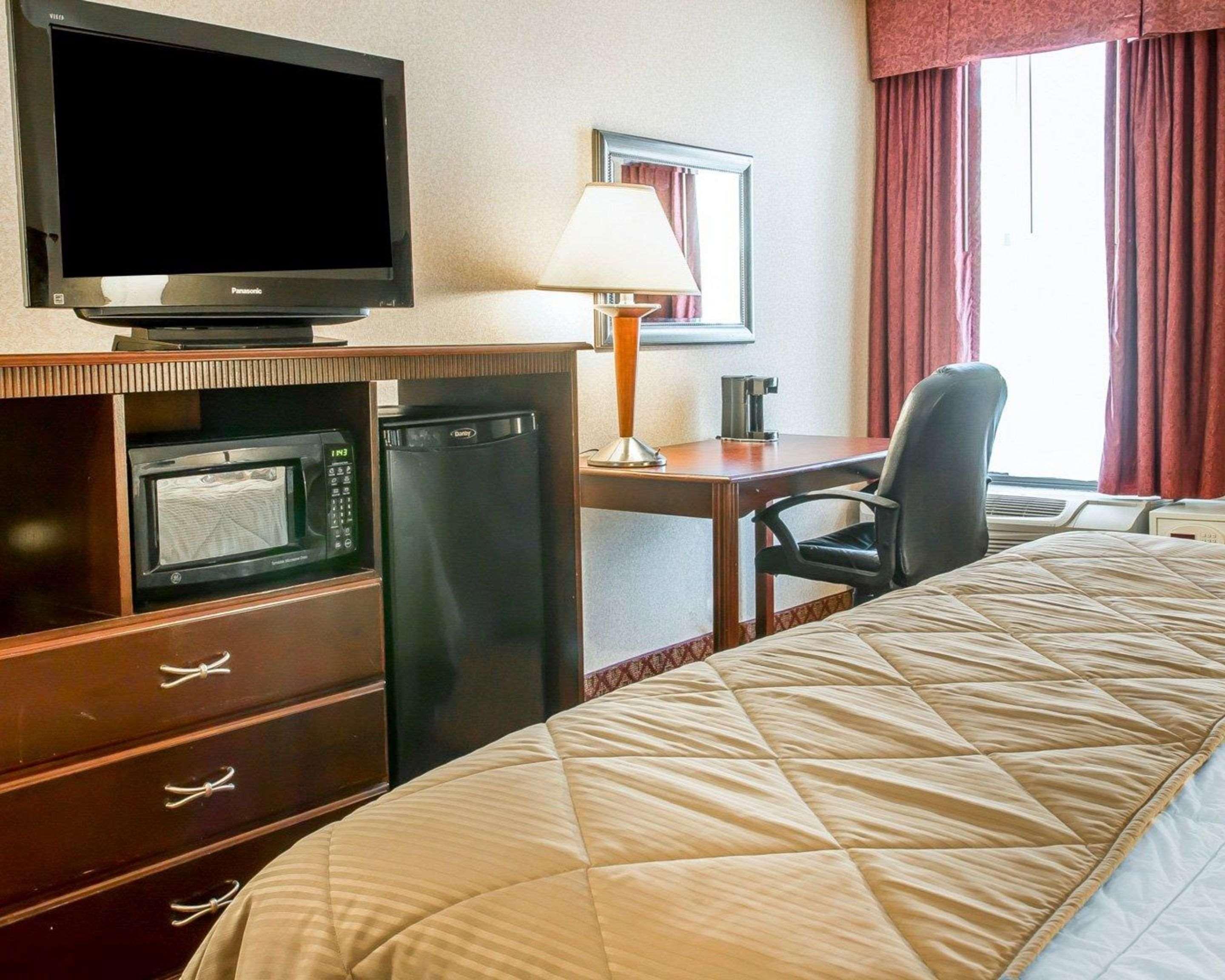 Clarion Inn And Suites Airport Grand Rapids Ngoại thất bức ảnh