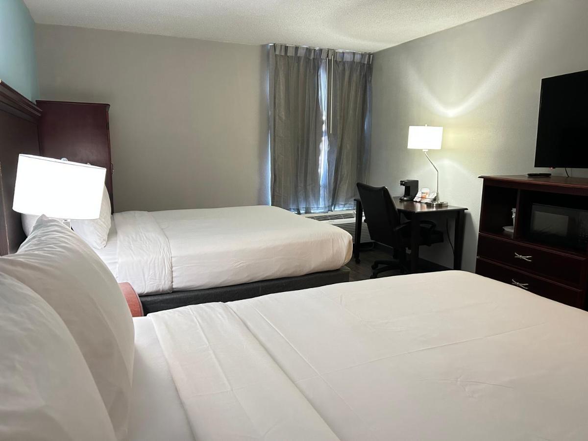 Clarion Inn And Suites Airport Grand Rapids Ngoại thất bức ảnh