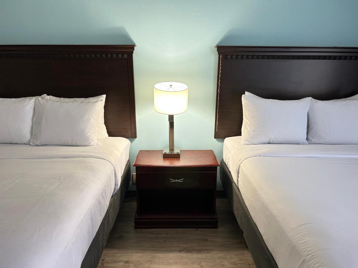 Clarion Inn And Suites Airport Grand Rapids Ngoại thất bức ảnh