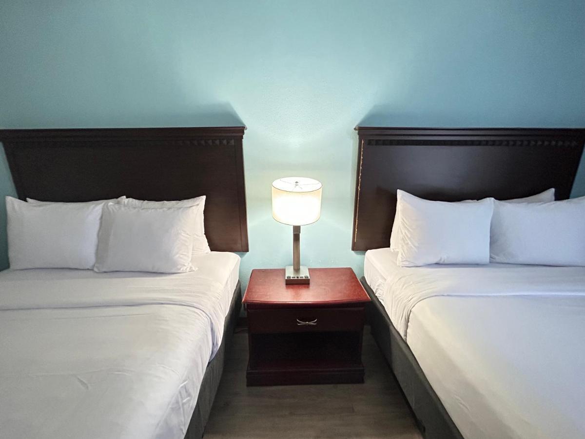 Clarion Inn And Suites Airport Grand Rapids Ngoại thất bức ảnh