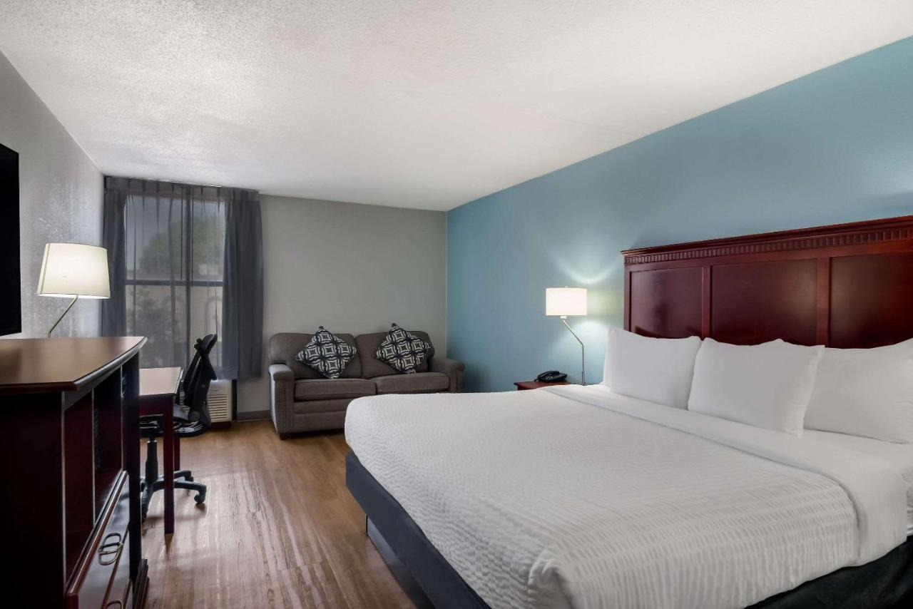 Clarion Inn And Suites Airport Grand Rapids Ngoại thất bức ảnh